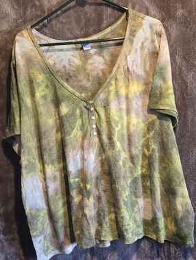 Old Navy Tie-Dye V-Neck Short Sleeve Top in Green and Yellow